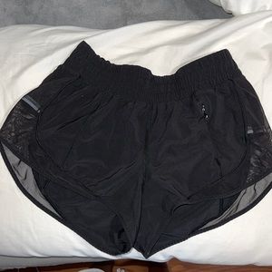 LULULEMON🍋 Hotty Hot Low-Rise Lined Short 2.5"